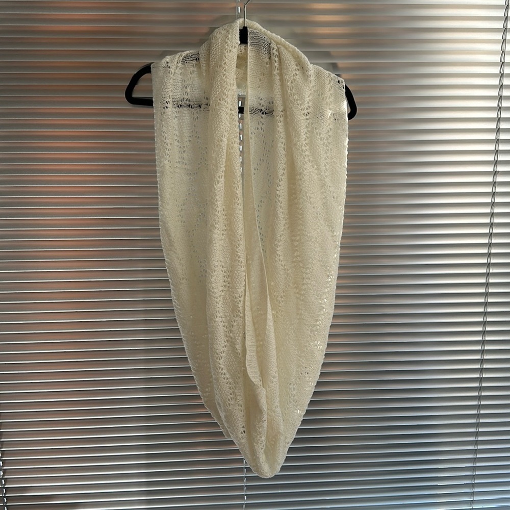 White knitted circle scarf